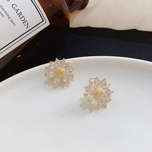 Load image into Gallery viewer, Sparkly Crystal Daisy Flower Earrings