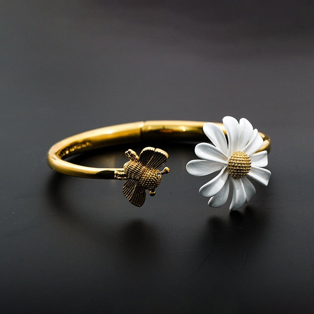 Skhek New White Enamel Daisy Flower Bracelet Vintage Gold Color Metal Opening Bracelet For Women Party Wedding Jewelry Gifts