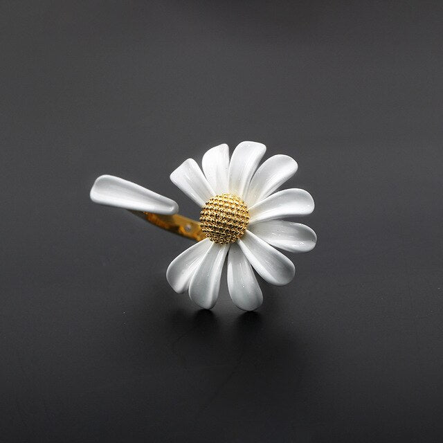 Skhek New White Enamel Daisy Flower Bracelet Vintage Gold Color Metal Opening Bracelet For Women Party Wedding Jewelry Gifts