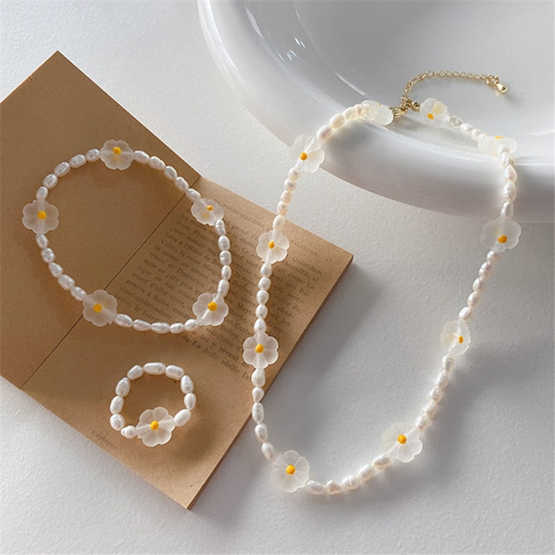 2021 New Retro Elegant Sweet Freshwater Pearls Transparent Little Daisy Choker Necklace for Women Summer Hot Jewelry